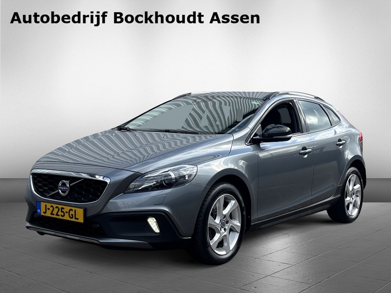 Volvo V40 Cross Country - 2.0 D2 Summum | Xenon | Navigatie | Camera | Stoelverw. - AutoWereld.nl