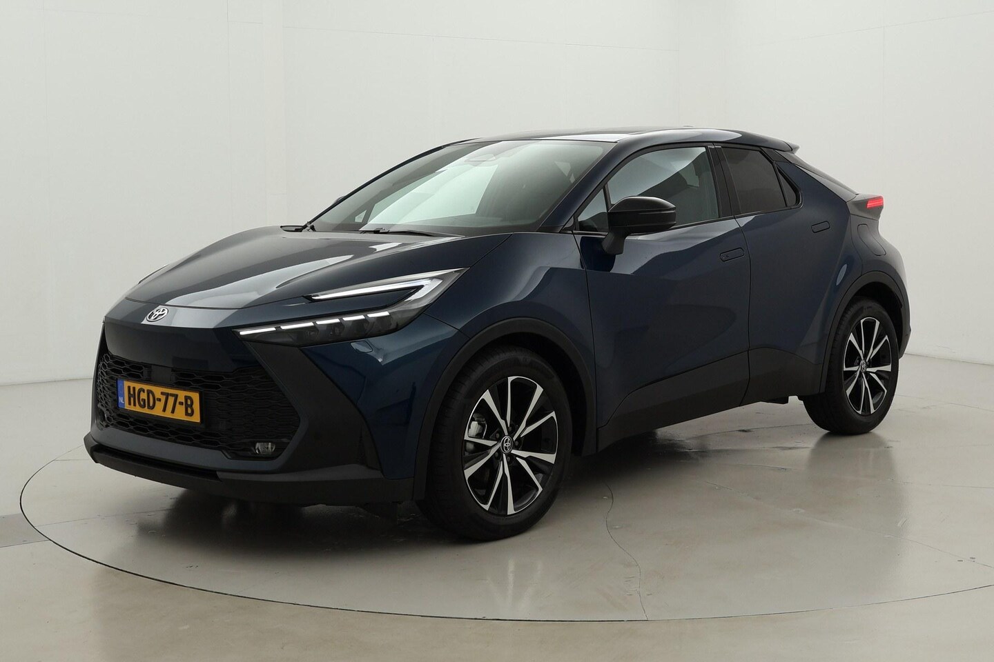 Toyota C-HR - 1.8 Hybrid 140 First Edition | Navigatie | Stoel-/stuurverwarming | 360 camera | Adaptive - AutoWereld.nl