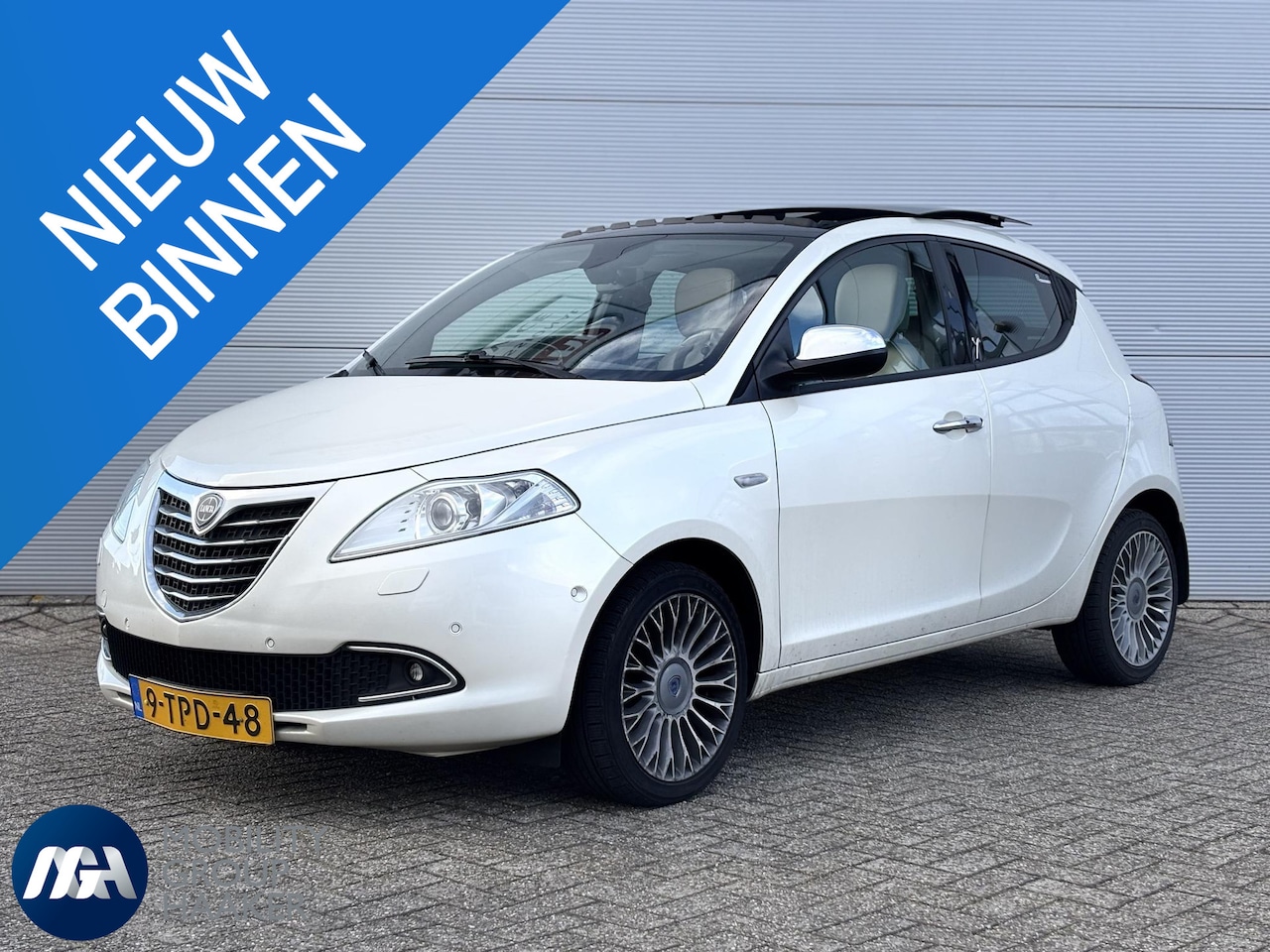 Lancia Y(psilon) - Ypsilon 0.9 TwinAir Platinum I Schuif-Kanteldak I Navigatie I Lederen Bekleding I Stoelver - AutoWereld.nl