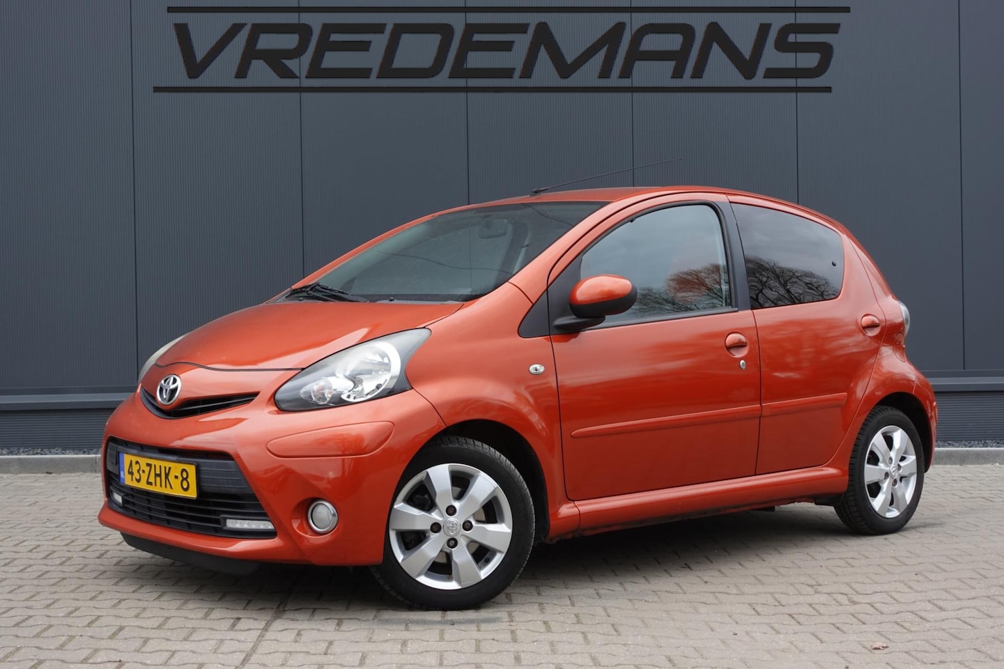 Toyota Aygo - 1.0 VVT-i Dynamic Orange 1.0 VVT-i Dynamic Orange - AutoWereld.nl