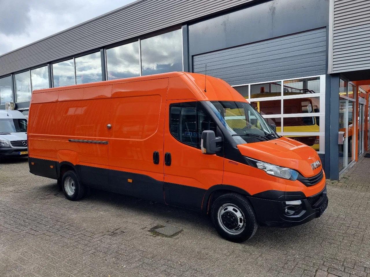 Iveco Daily - 35C21 3.0 D L4H2 Hi-Matic Euro 6 - AutoWereld.nl