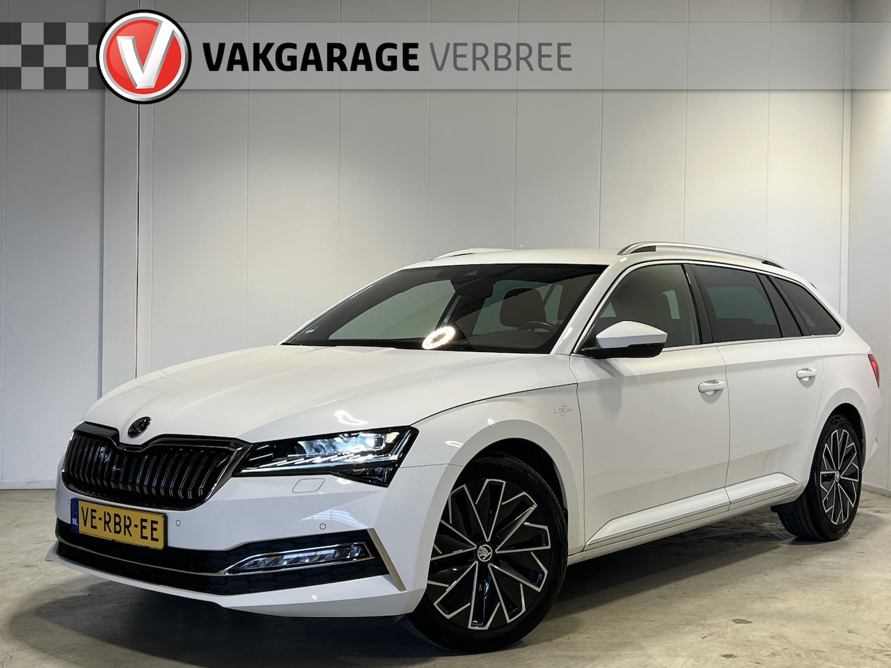 Skoda Superb Combi - 1.4 TSI L&K Combi Plug in Hybride Automaat | Navigatie/Android/Apple Carplay | LM Velgen 1 - AutoWereld.nl