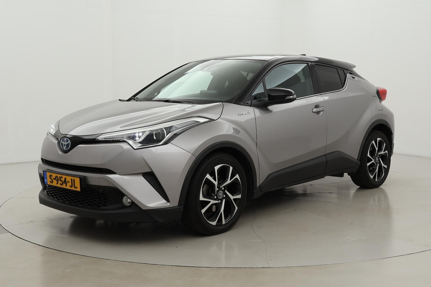 Toyota C-HR - 1.8 Hybrid Dynamic | Trekhaak | Navigatie | Stoelverwarming | Bi-tone | 18 inch - AutoWereld.nl