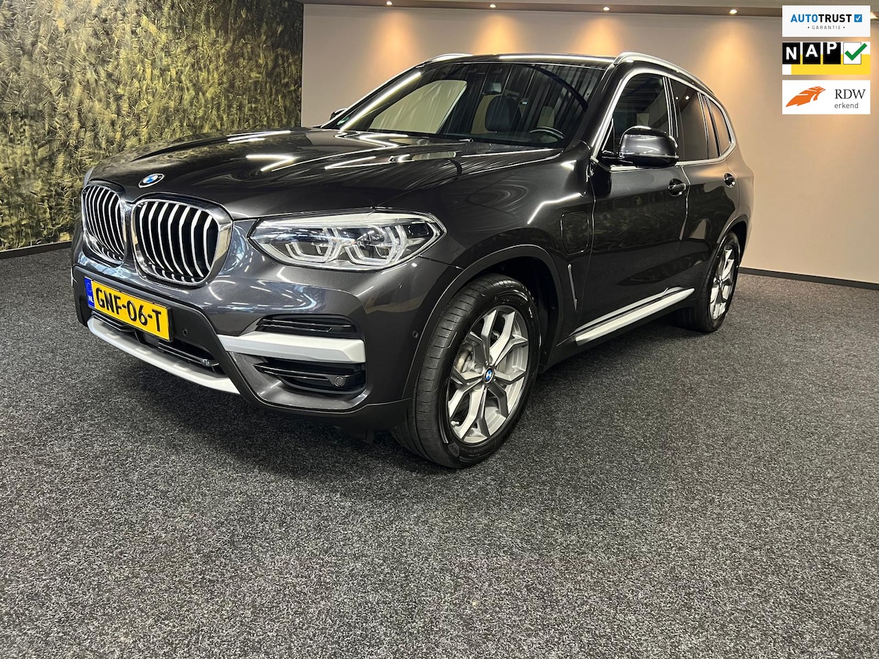 BMW X3 - XDrive30e eDrive-FULL OPTIES-PANO-HED UP-KEYLESS ENTRY-CAMERA - AutoWereld.nl