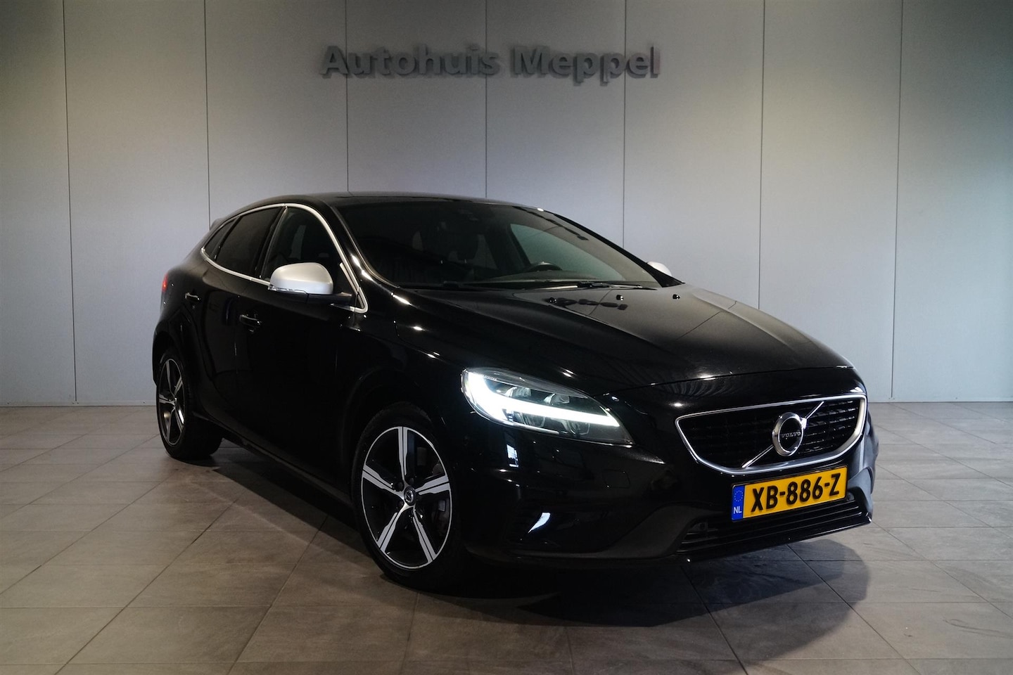 Volvo V40 - T3 Polar+ R Design | LED | Harman Kardon | Trekhaak | Glazen dak | - AutoWereld.nl