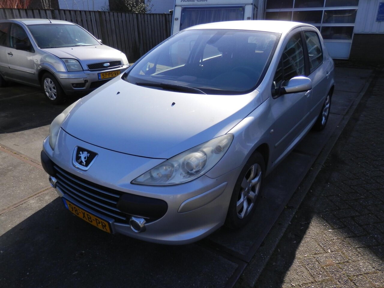 Peugeot 307 - 1.6-16V Premium airco hij rookt watmet starten - AutoWereld.nl