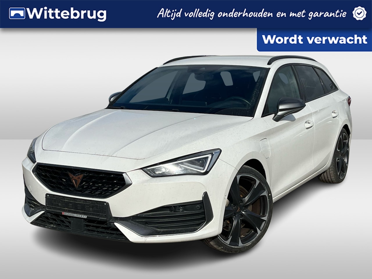 CUPRA Leon Sportstourer - 1.4 e-Hybrid 245PK VZ Performance / Zwenkbare Trekhaak / Stuur + Stoelverwarming / Kuipsto - AutoWereld.nl