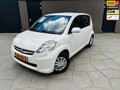 Subaru Justy - 1.0 Comfort| ERG leuke 5 deurs met: AIRCO, LEDER, TREKHAAK, Parelmoer lak|