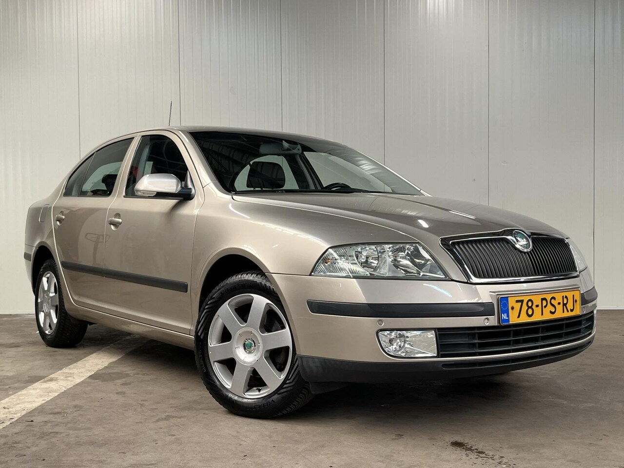 Skoda Octavia - 1.6 Elegance PDC Weinig kilometers - AutoWereld.nl