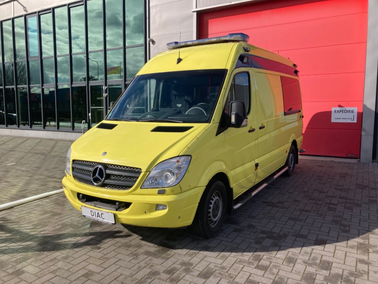 Mercedes-Benz Sprinter - 319 L2H2 Ambulance - AutoWereld.nl