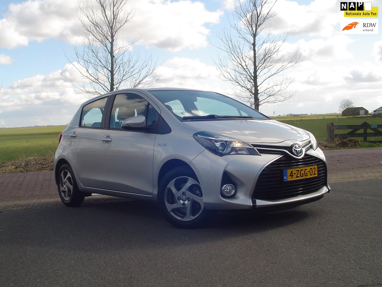 Toyota Yaris - 1.5 Hybrid Lease / airco / navigatie / camera achter - AutoWereld.nl