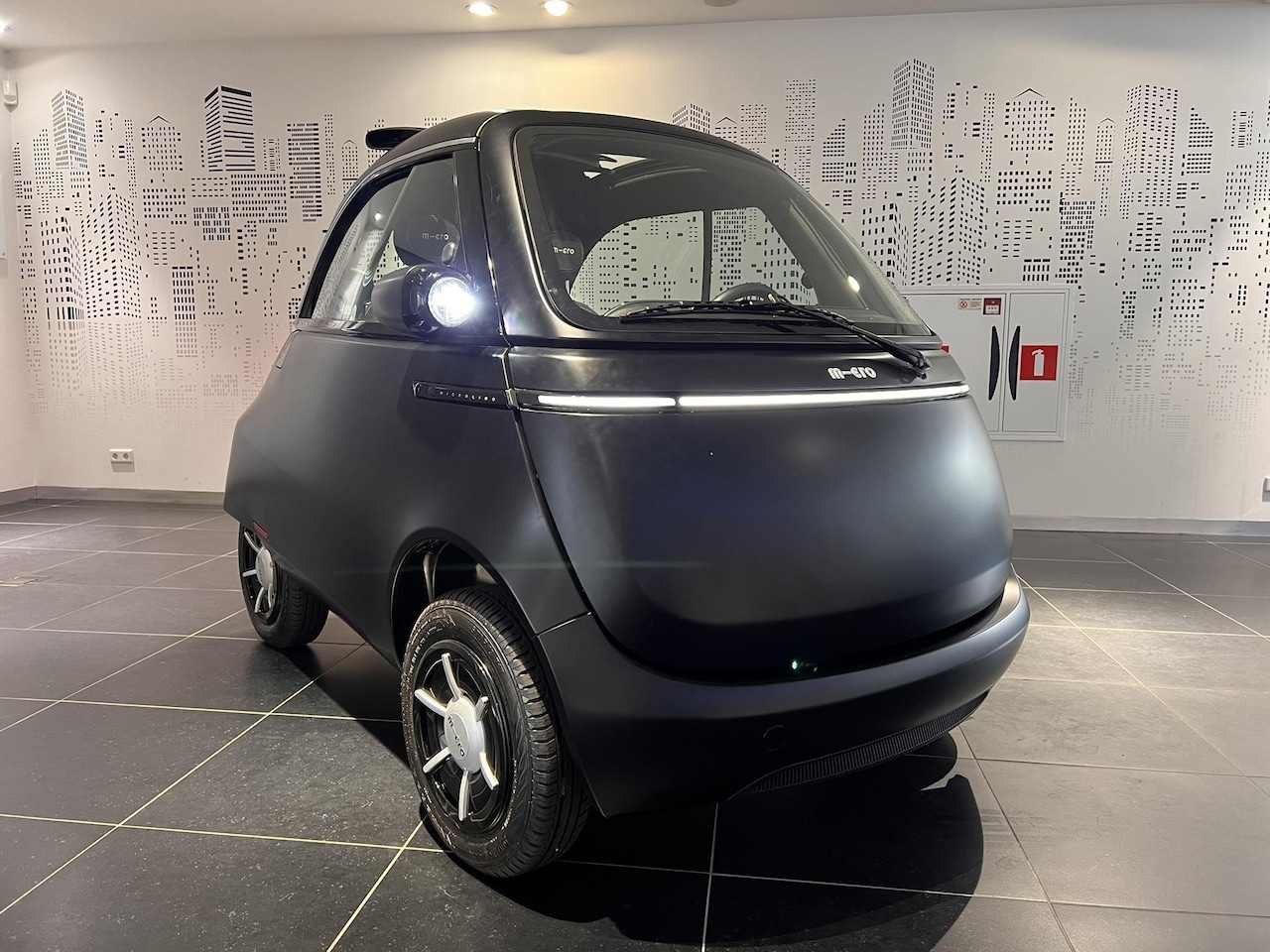 Micro Microlino - COMPETIZIONE 10.5 kWh 100% ELEKTRISCH UNIEK EYECATCHER ZONNEDAK 177KM RIJBEREIK PREMIUM IN - AutoWereld.nl