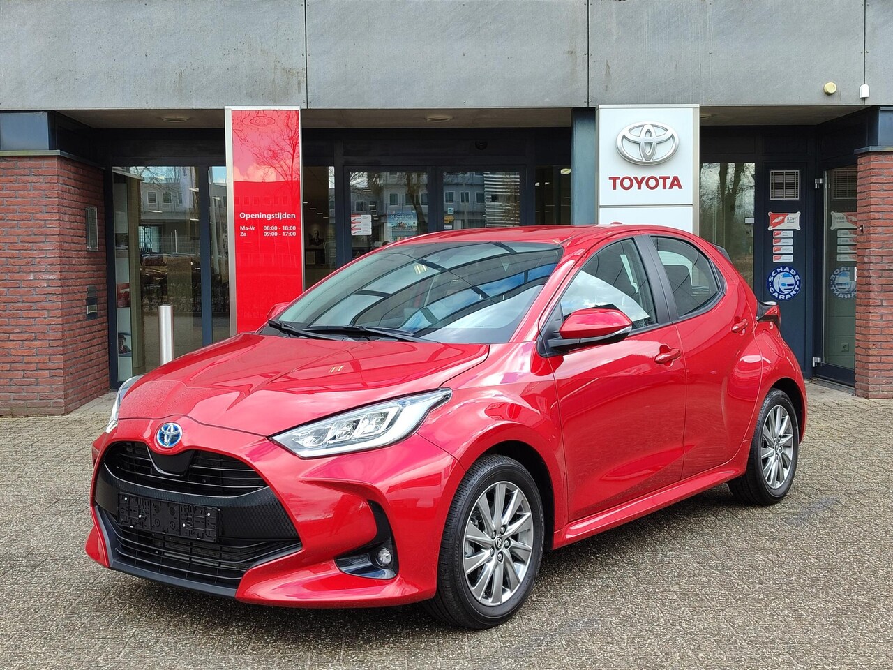 Toyota Yaris - 1.5 HYBRID DYNAMIC STOEL/STUURVERW KEYLESS CLIMA AD-CRUISE APPLE/ANDROID 16'' LM-VELGEN CA - AutoWereld.nl