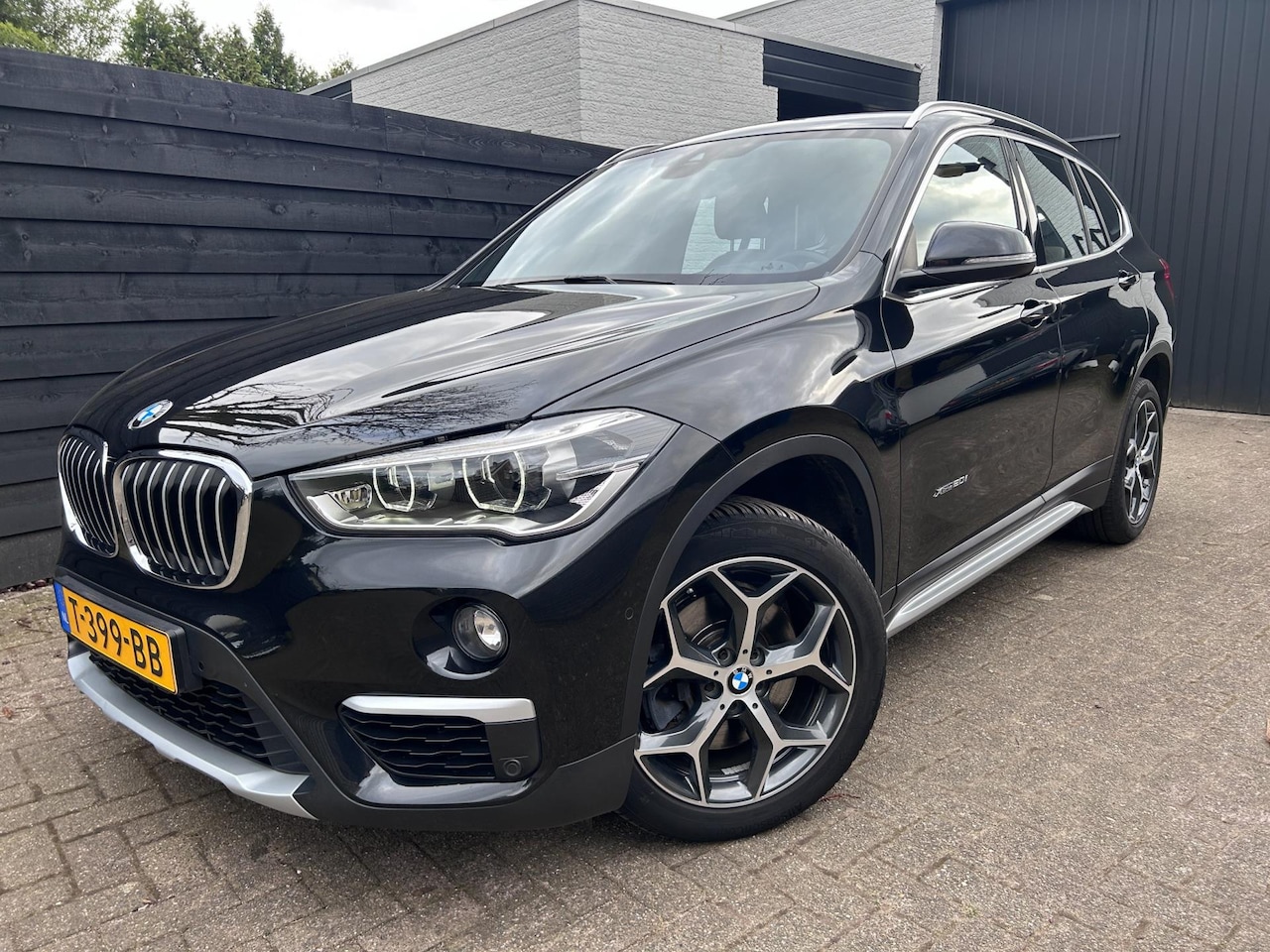 BMW X1 - XDrive20i Centennial High Executive, X-line, ACC, Leder - AutoWereld.nl