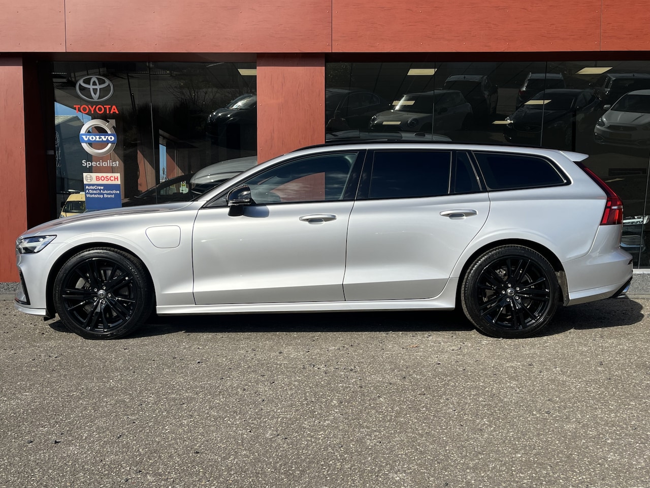 Volvo V60 - 2.0 T6 Recharge AWD R-Design | 19'' | Styling Pack | Pano - AutoWereld.nl