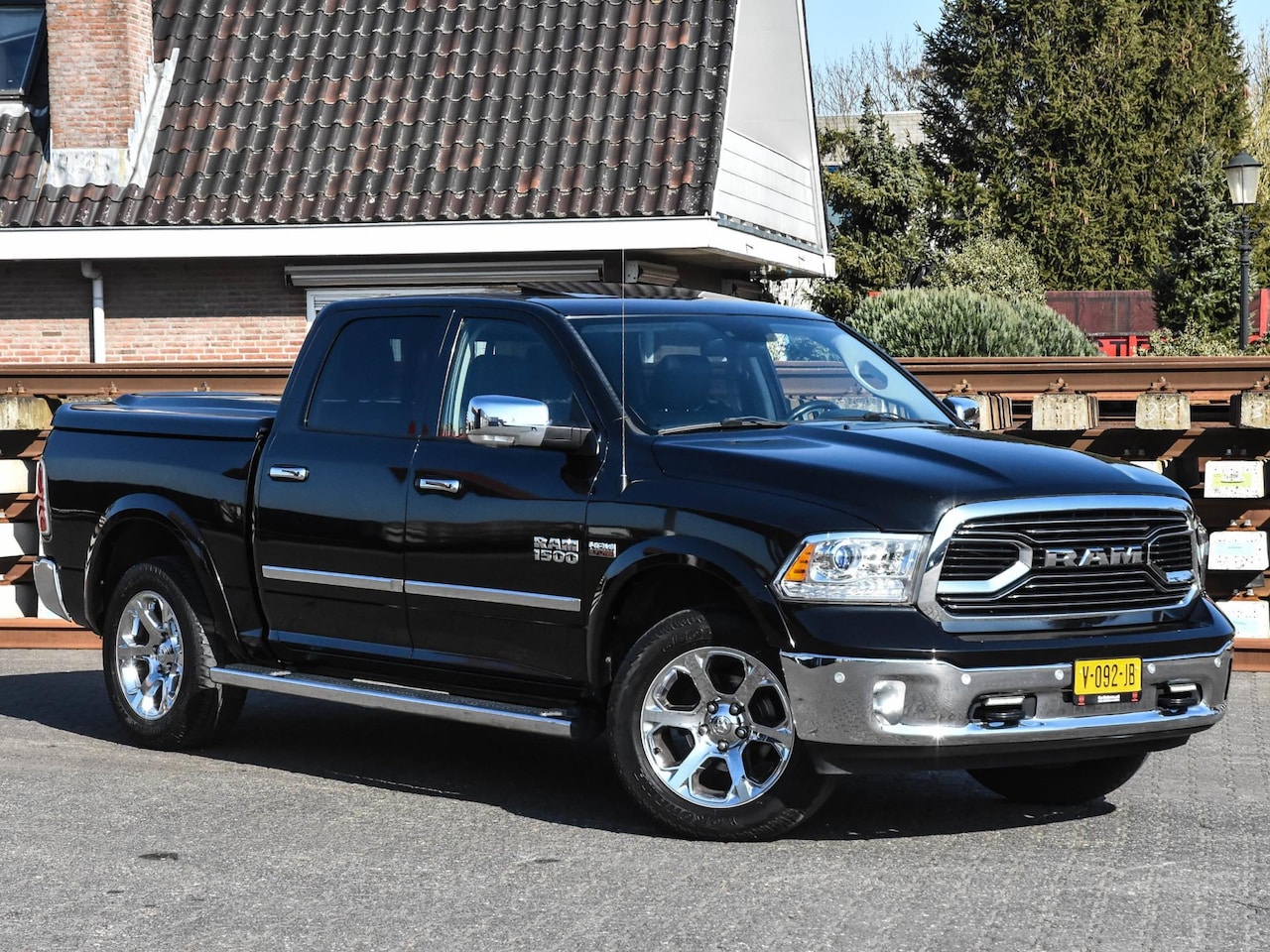 Dodge Ram 1500 - 5.7 V8 Quad Cab / luchtvering, instelbare rijhoogte / verwarmd stuur / stoelventilatie / s - AutoWereld.nl