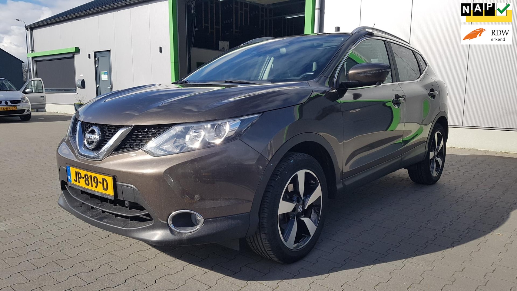 Nissan Qashqai - 1.2 N-Connecta met mooie opties zoals Navi Pano dak Trekhaak Cruise Climate Keyless entry - AutoWereld.nl