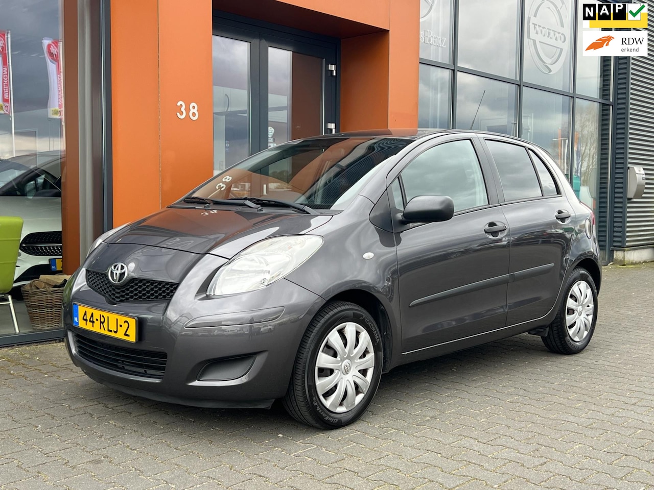 Toyota Yaris - 1.3 VVTi Comfort 5 deurs|Airco|6BAK|Isofix|NAP - AutoWereld.nl