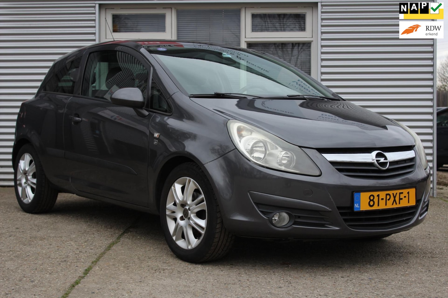 Opel Corsa - 1.4-16V '111' Edition 1.4-16V '111' Edition, 100pk nette auto, nieuwe apk, boekjes 82dkm! nap, 2x sleutel, airco - AutoWereld.nl