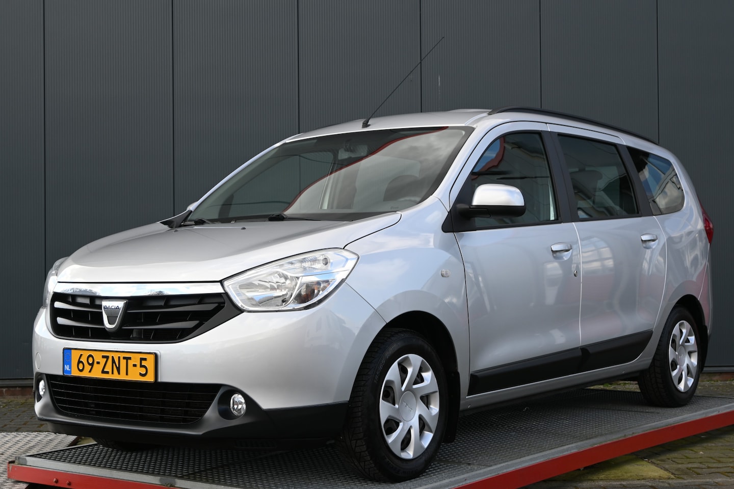 Dacia Lodgy - 1.2 TCe Lauréate 5p. trekhaak navigatie - AutoWereld.nl