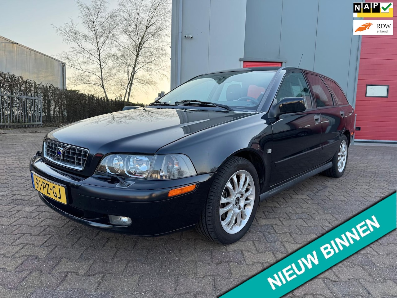Volvo V40 - 2.0 Sports Edition 2.0 Sports Edition ( Cruise cont + Stoelverwarming + Airco ) - AutoWereld.nl
