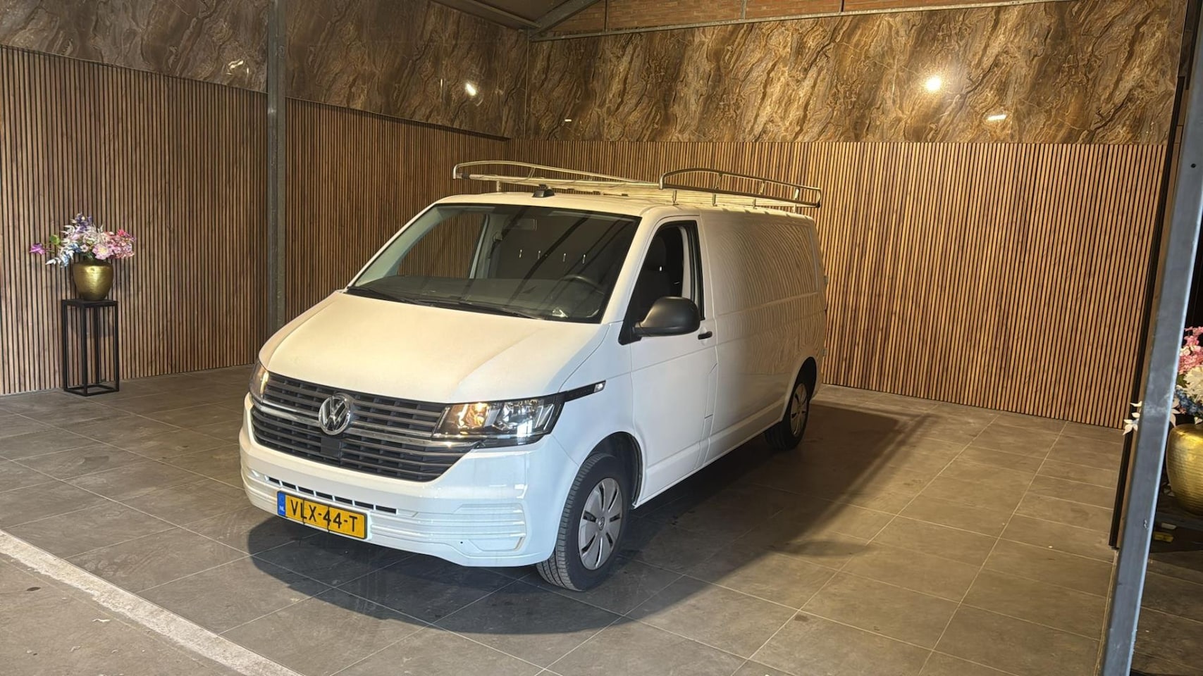 Volkswagen Transporter - 2.0 TDI L2H1 28 Economy Business 72.000 NAP AIRCO WIT 2021 - AutoWereld.nl