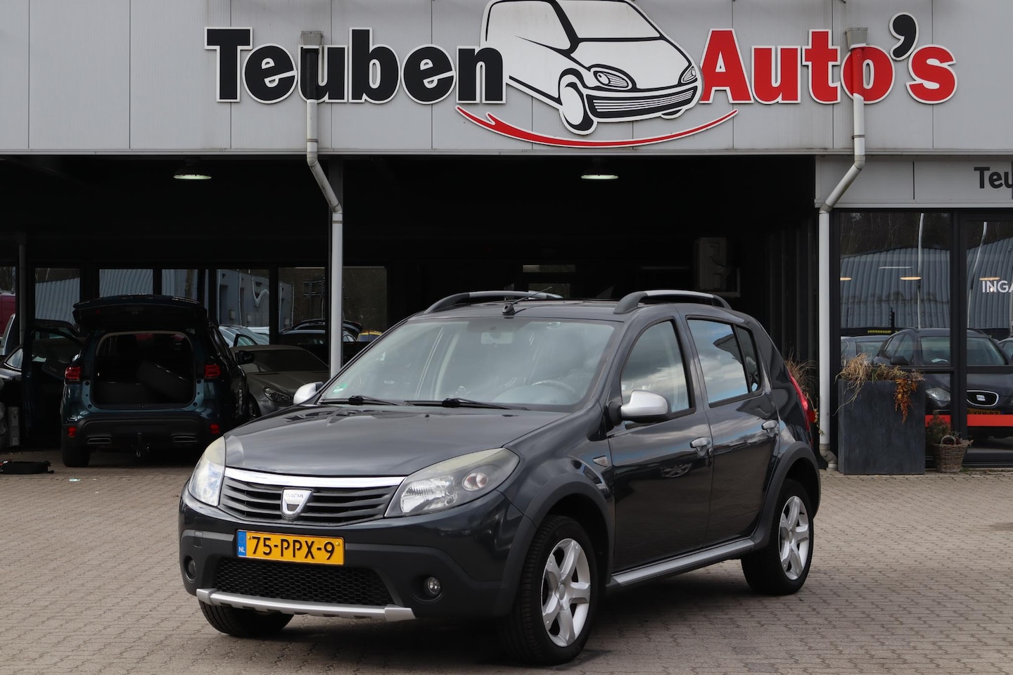 Dacia Sandero Stepway - 1.6 Airco, Elektrische ramen, Trekhaak - AutoWereld.nl