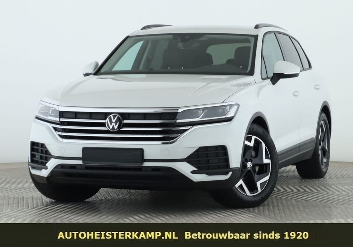 Volkswagen Touareg - 3.0 TDI Grijs Kenteken ACC LUCHTVERING TREKHAAK COMFORTSTOELEN - AutoWereld.nl