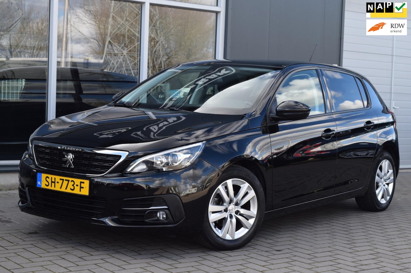 Peugeot 308 - 1.2 PureTech Blue Lease Executive | Pano | Navi | PDC | NAP + APK 3-2026 ! - AutoWereld.nl