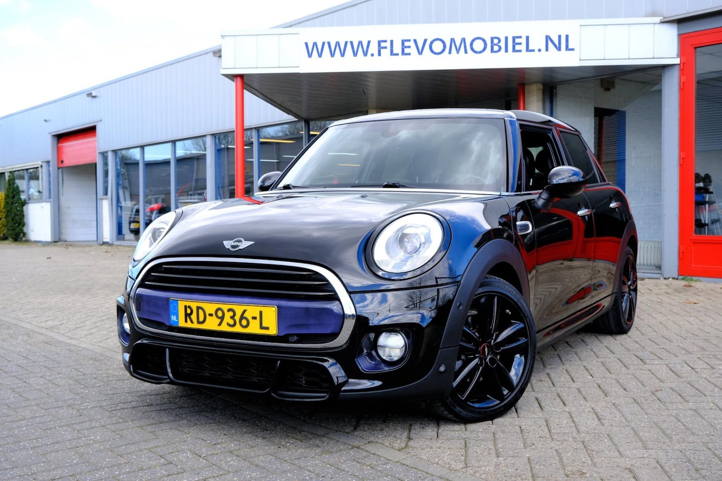 MINI Cooper - 1.5 Chili Serious Business Aut. Pano|Sportstoelen|Leder|Navi|LMV - AutoWereld.nl