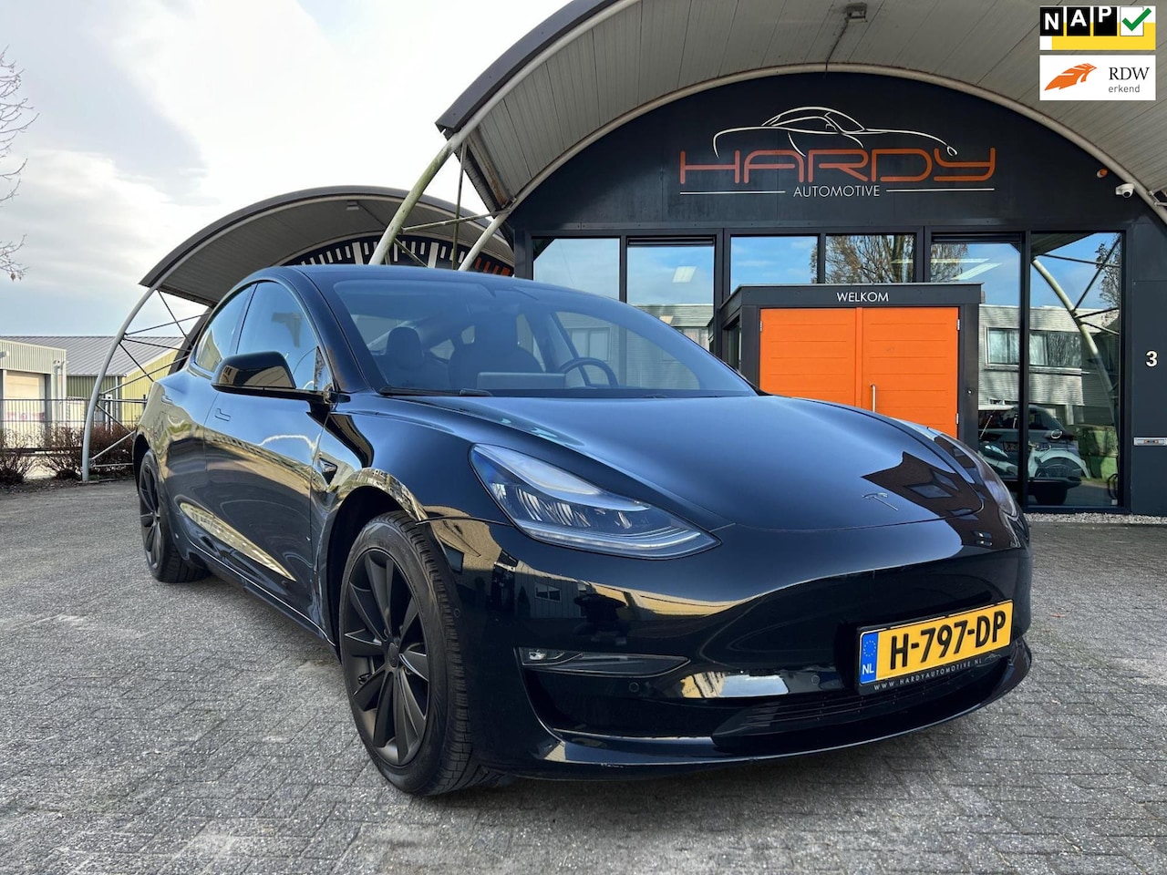 Tesla Model 3 - Long Range RWD Long Range AWD 75 kWh 90% SOH Trekhaak Zwart / Zwart Rijklaarprijs! - AutoWereld.nl