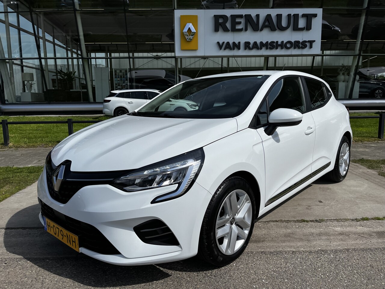 Renault Clio - 1.0 TCe / 100 PK / Apple Carplay - Android Auto / Lane assist / PDC. Achter / Airco / - AutoWereld.nl