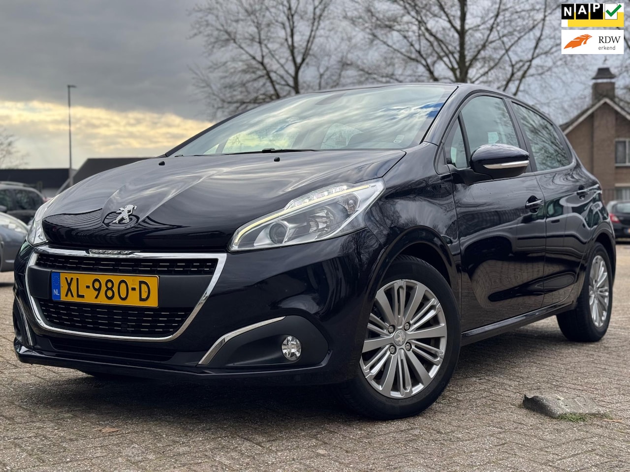 Peugeot 208 - 1.2 PureTech Signature NAVI NAP CRUISE PDC AIRCO APK 2027 - AutoWereld.nl