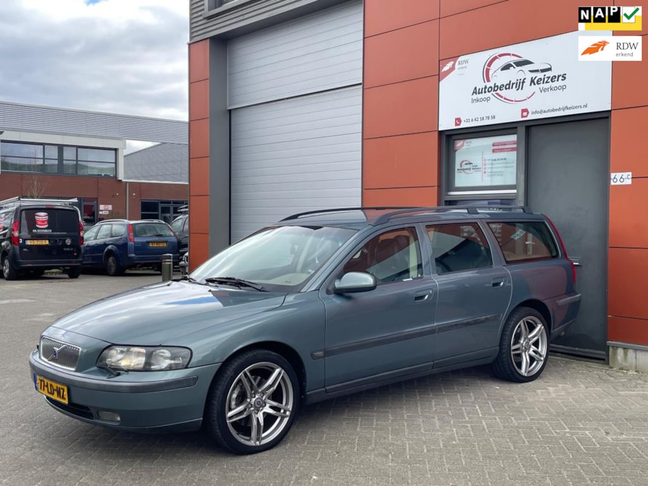 Volvo V70 - 2.4 T Geartr. C.L. APK NAP AUTOMAAT PDC LEER - AutoWereld.nl