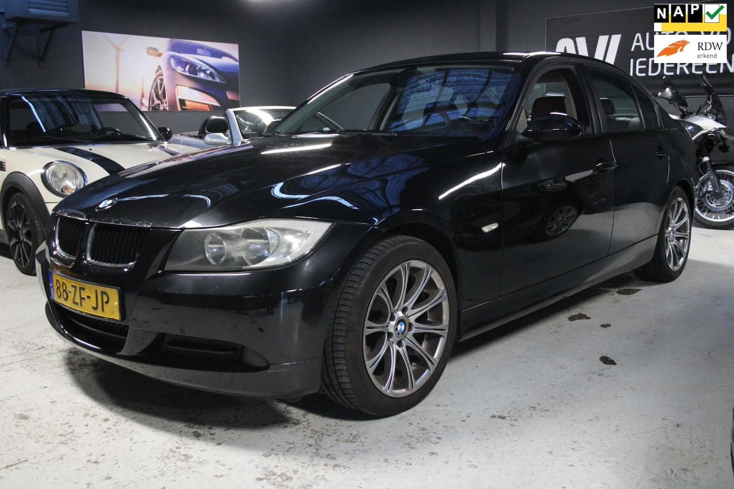 BMW 3-serie - 318i Executive / automaat / nap / leer / clima - AutoWereld.nl