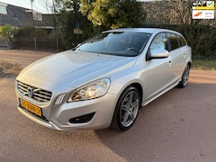 Volvo V60 - 1.6 T3 Kinetic / Navi / Airco / NAP / Apk / PDC / Lm / Aux /