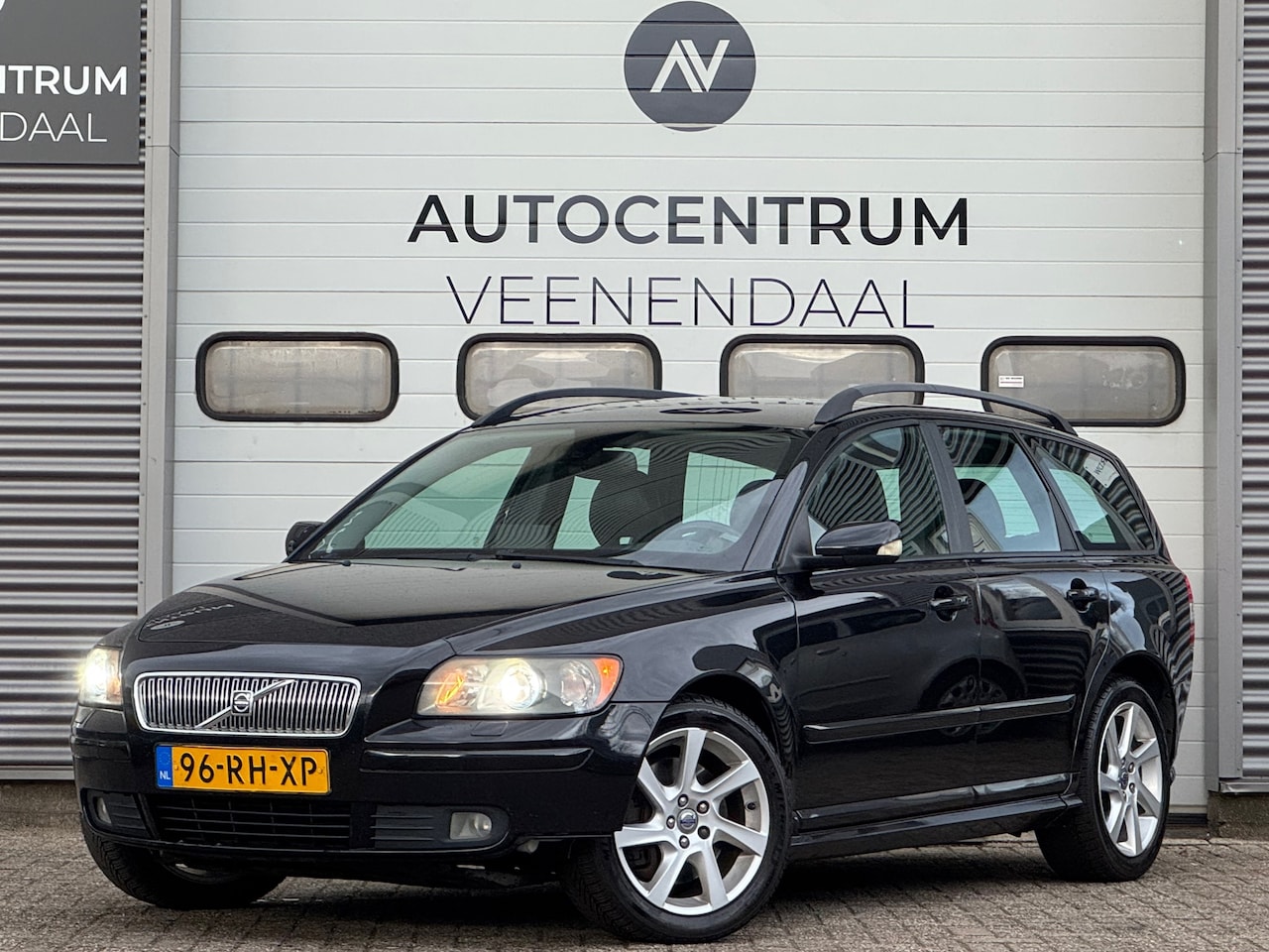 Volvo V50 - 2.5 T5 Summum NWE APK LEDER/CRUISE/NAVI 220 PK - AutoWereld.nl