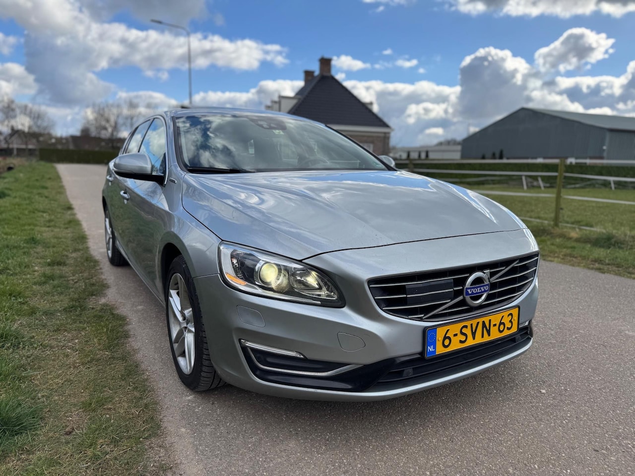 Volvo V60 - 2.4 D6 283PK AWD Plug-In Hybrid Summum LEER|SDAK|1E EIGENAAR - AutoWereld.nl