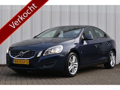 Volvo S60 - T4 180pk Auomaat Kinetic | Trekhaak | Sensoren achter | Cruise control | Airco |