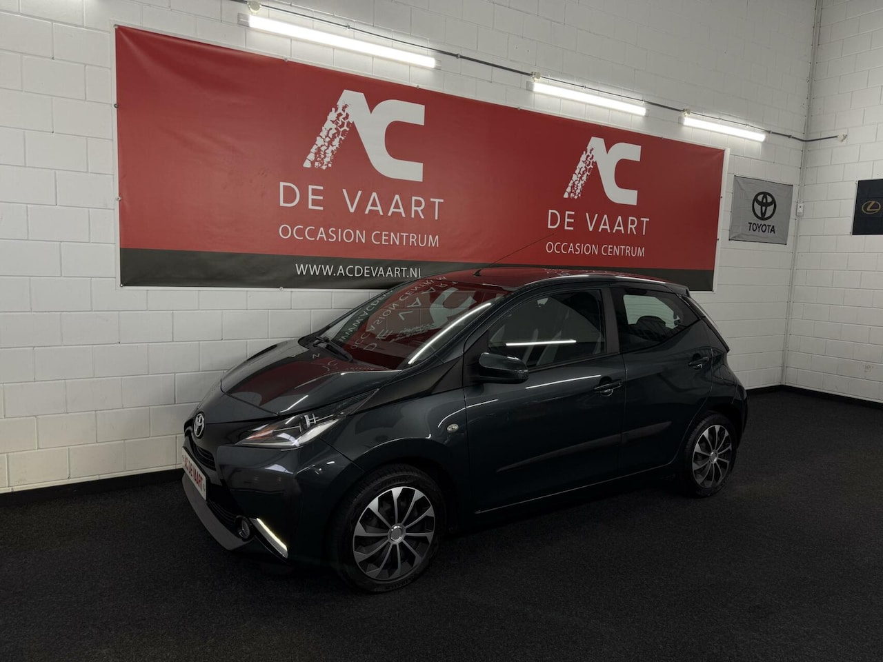 Toyota Aygo - 1.0 VVT-i x-play - NAVI/AIRCO/CAMERA/LED/NAP - AutoWereld.nl