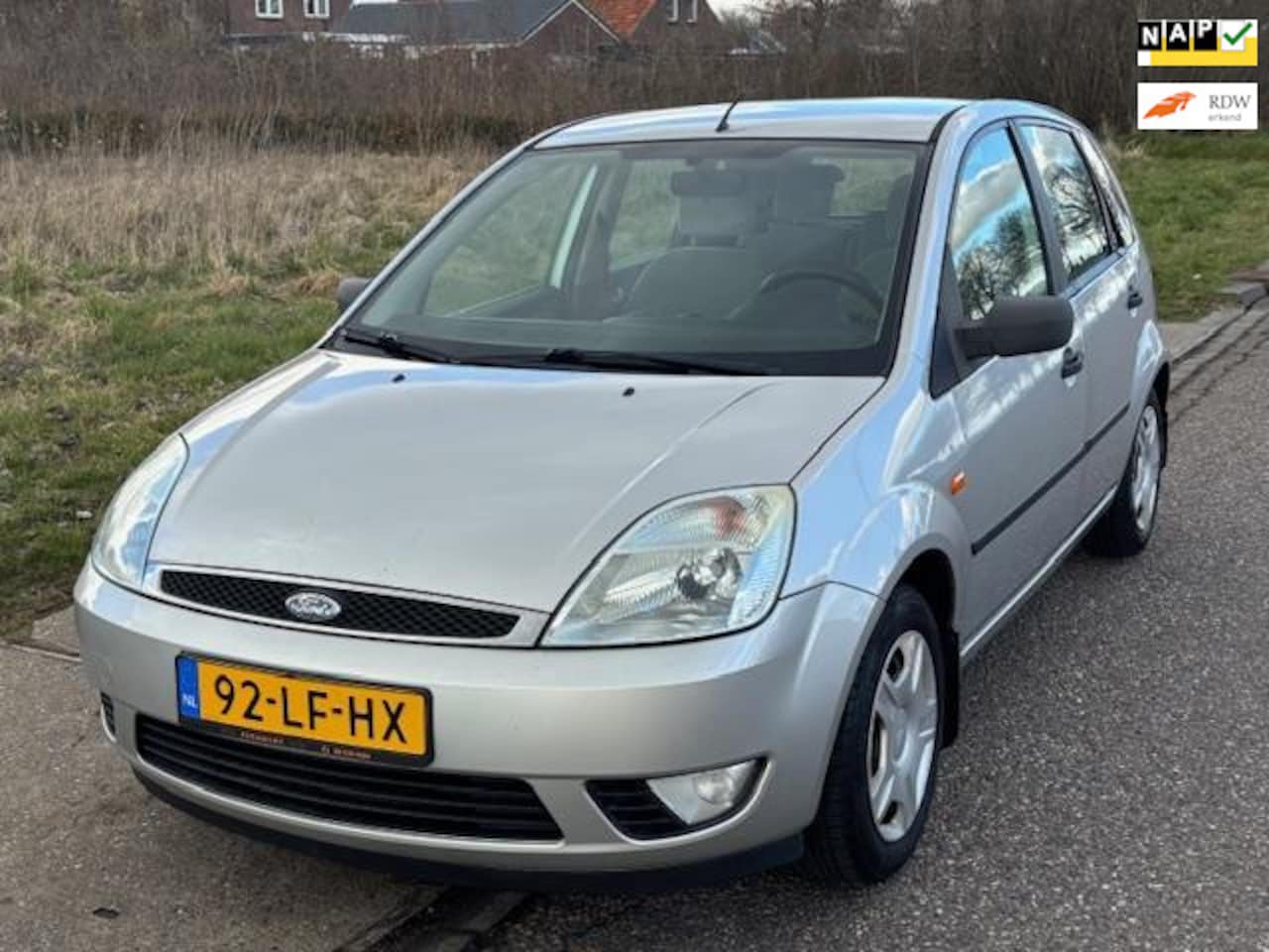 Ford Fiesta - 1.6-16V Ghia 5-Drs Electric pakket Audio/CD ABS Colorpakket EBD Getint glas Dealeronderhou - AutoWereld.nl