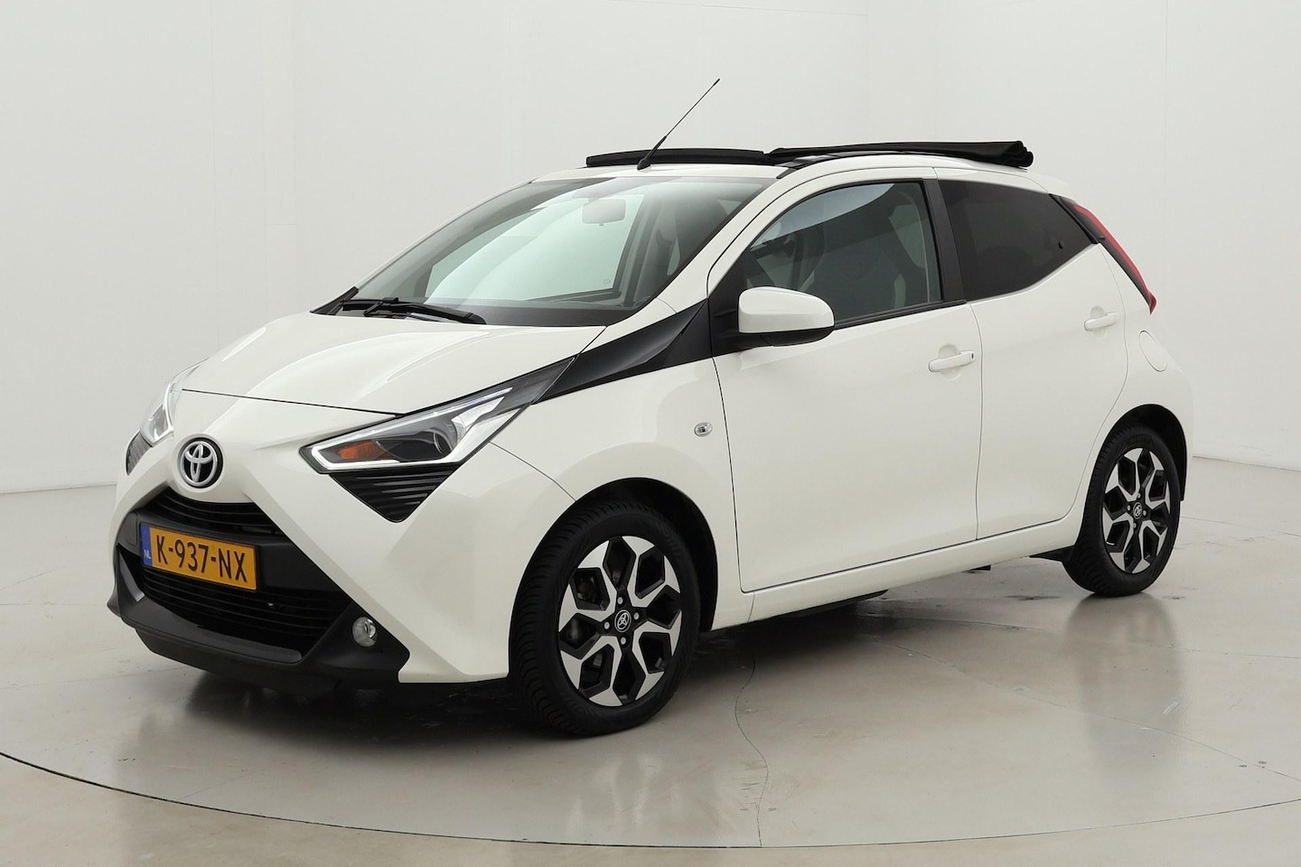 Toyota Aygo - 1.0 VVT-i x-joy cabrio | Elektrisch vouwdak | Apple Carplay / Android Auto | Camera | 15 i - AutoWereld.nl