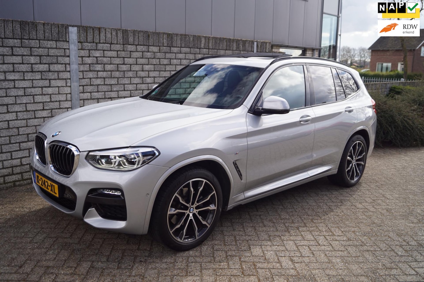 BMW X3 - X-Drive20i High Executive M Sport Autom Leder Panodak Navi Camera Head-Up Clima LED Kopl 2 - AutoWereld.nl