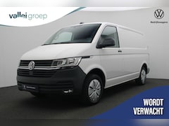 Volkswagen Transporter - 2.0 TDI 110 pk L1H1 28 Comfortline | Trekhaak | 3-Zits | Parkeersensoren achter | Apple Ca