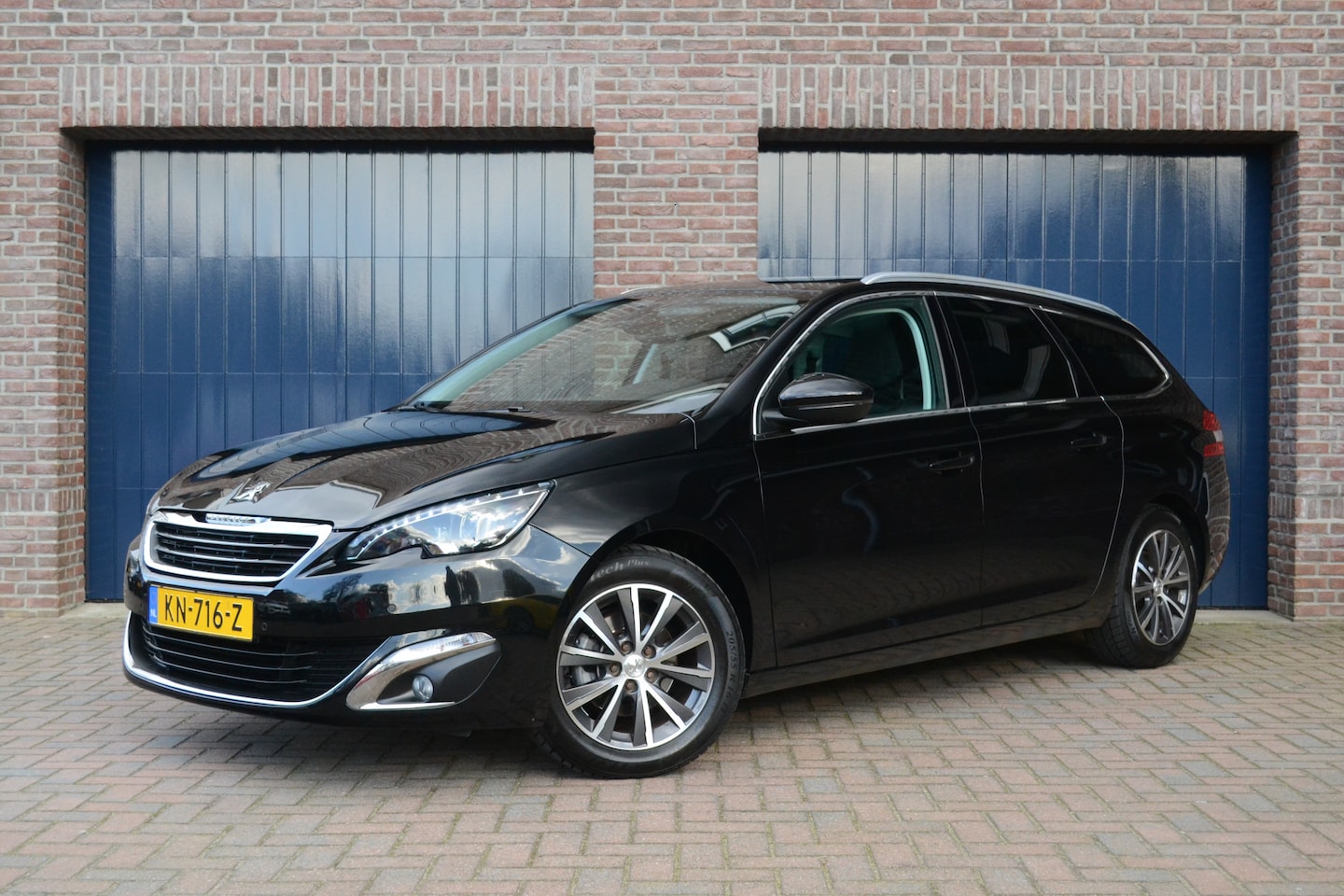 Peugeot 308 SW - 1.2 PureTech Blue Lease Premium | Trekhaak | Panoramadak | Keyless | Leder | Stoelverwarmi - AutoWereld.nl