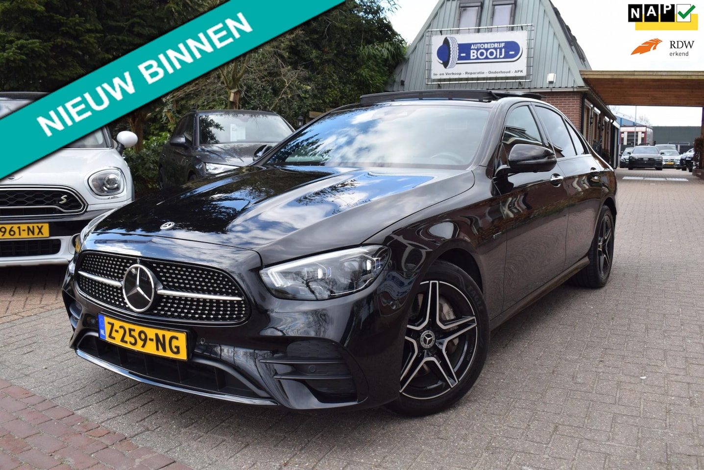 Mercedes-Benz E-klasse - 300 e AMG Line PANO DAK/ADAP CRUISE/SFEERVERL/LEDER/TREKH/XENON LED/NAVI/CAMERA 360gr/CARP - AutoWereld.nl