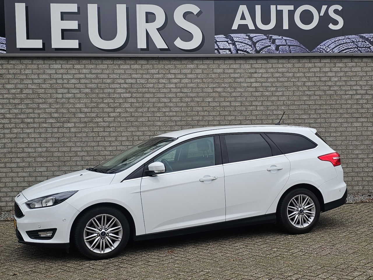 Ford Focus Wagon - 1.0 Trend Navi/Pdc/Trekhaak - AutoWereld.nl