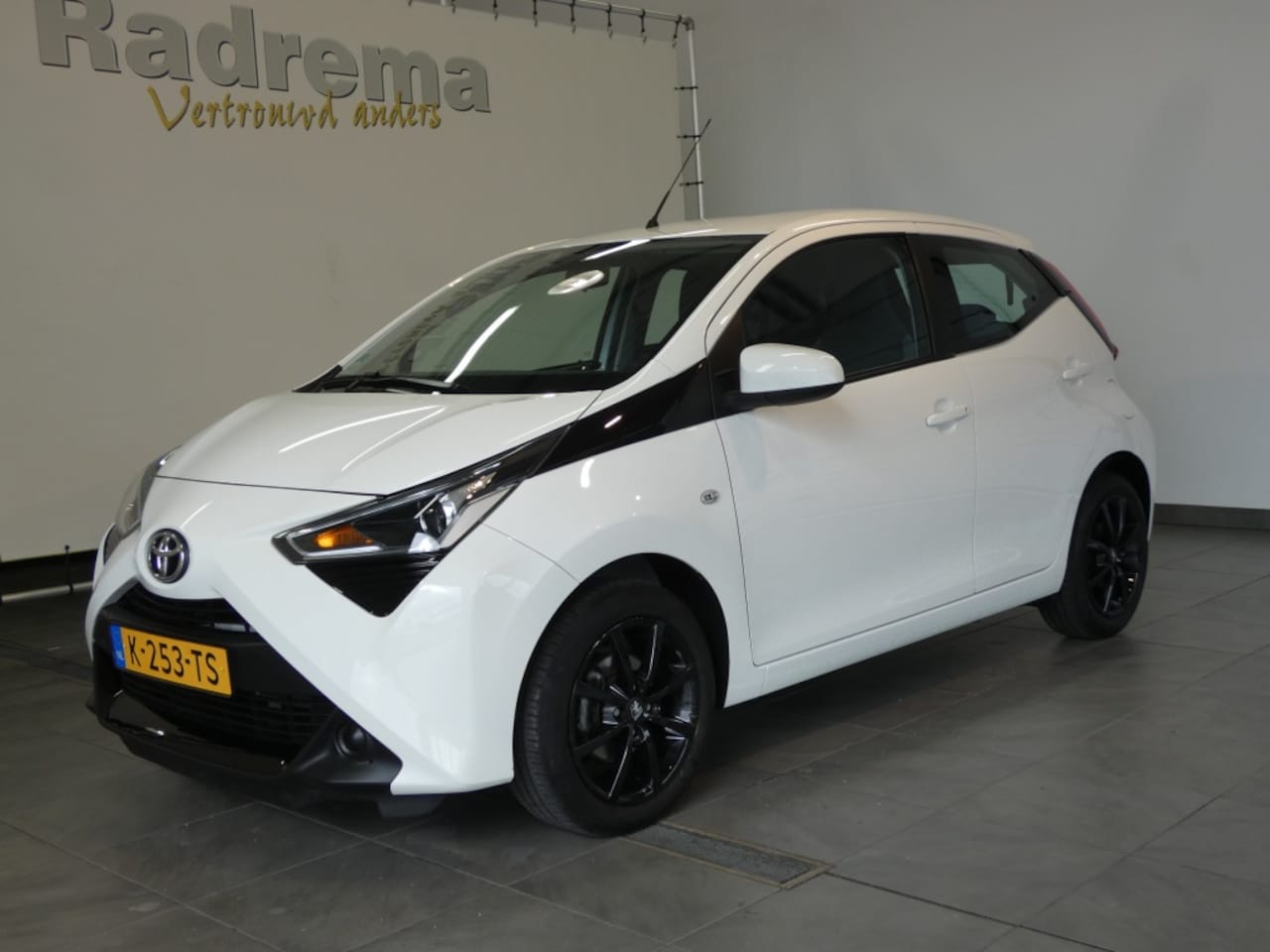 Toyota Aygo - 1.0 VVT-i x-play Camera Alu velgen - AutoWereld.nl