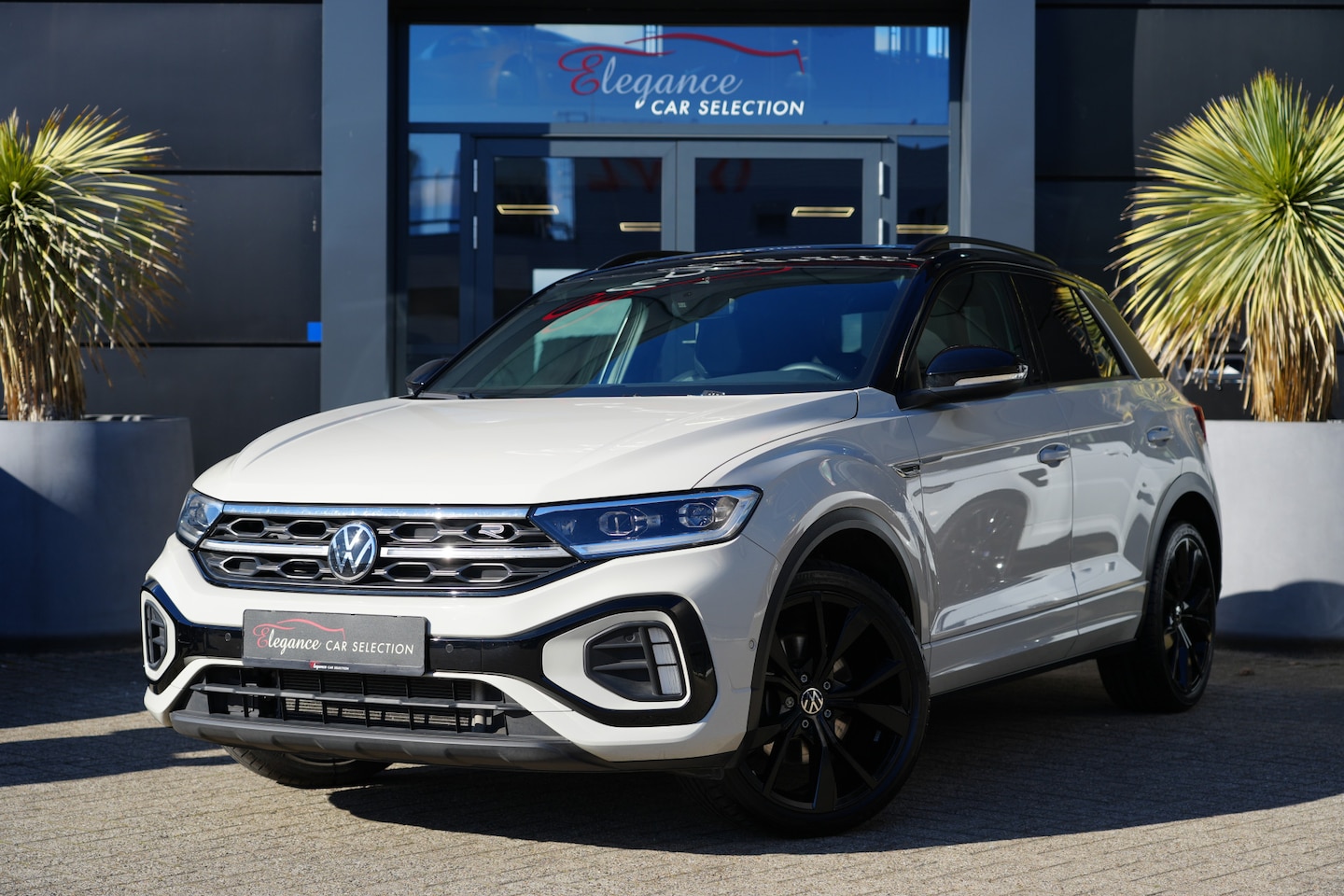 Volkswagen T-Roc - 1.5 TSI 3x R-Line Blackpack 150pk Panoramadak/Stoelverwarming/Camera - AutoWereld.nl