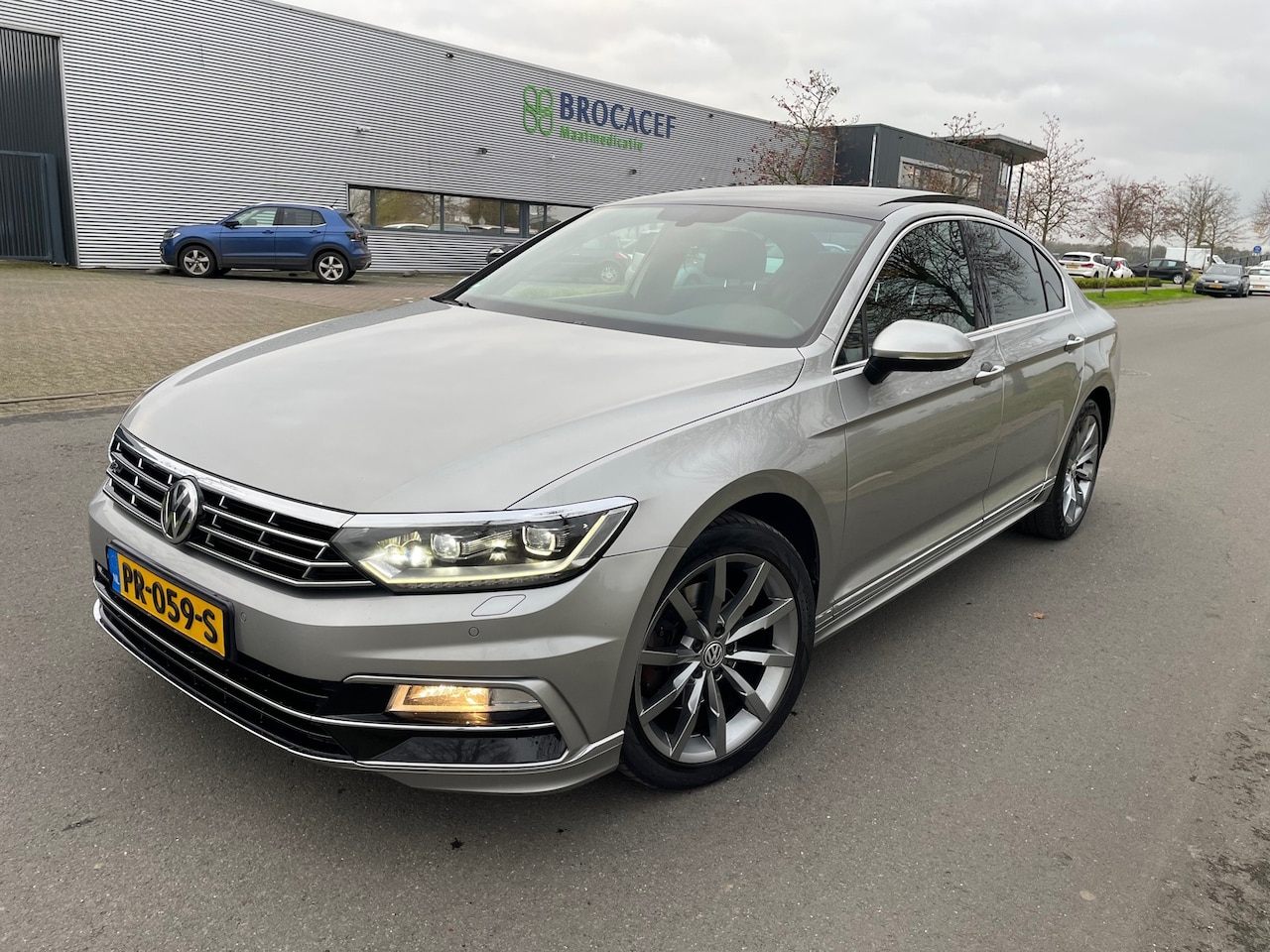 Volkswagen Passat - 1.6 TDI Highline Business R NAP/PANO/LEER - AutoWereld.nl